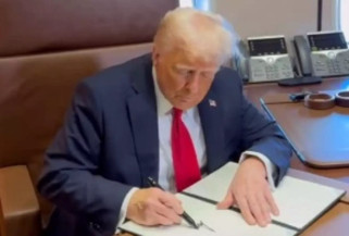 Trump assina ordem executiva que aplica tarifa de 25% em importações de alumínio e aço