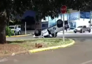 Caminhonete capota em cruzamento da Vila Matos Dourados