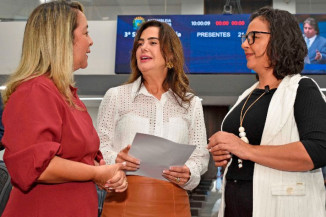 O projeto, de autoria da deputada Lia Nogueira (a esquerda), foi aprovado em primeira discussão