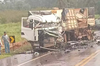Caminhão envolvido no acidente ficou destruído