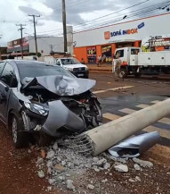 Com a força da batida do carro, o poste caiu ao chão - Foto: Reprodução/Sidnei Bronka
