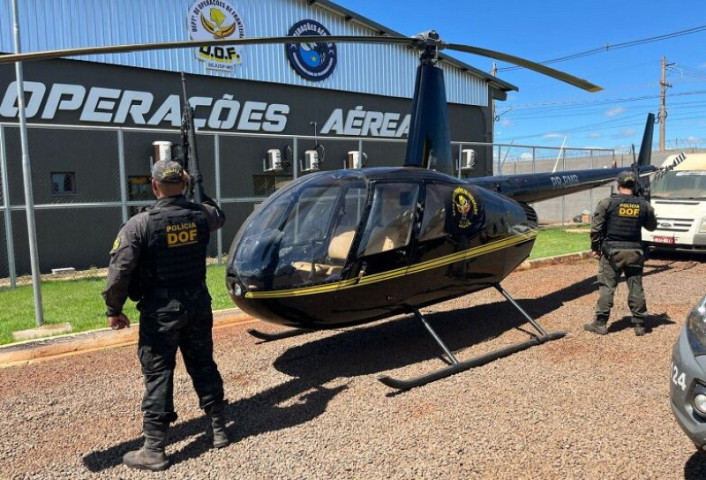 A aeronave, um Robinson R44 de cor preta, possuía divergências entre o prefixo na cauda e a plaqueta de identificação (Foto DOF)