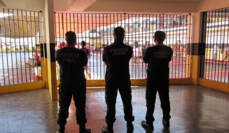 Policiais penais durante vigia a detentos durante banho de sol na penitenciária em Dourados - Foto: Agepen/Arquivo