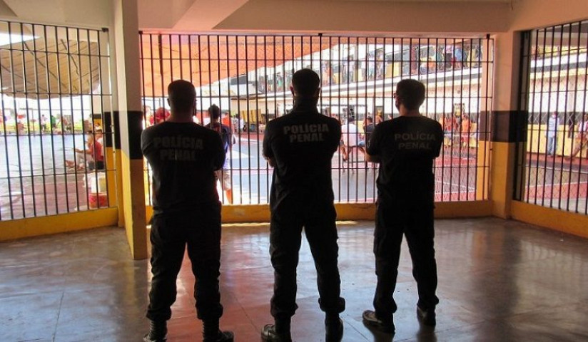Policiais penais durante vigia a detentos durante banho de sol na penitenciária em Dourados - Foto: Agepen/Arquivo