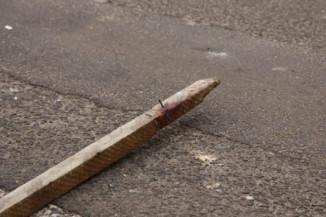 Para não apanhar, mulher atinge homem com pedaço de madeira na cabeça