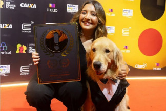 Tutora Maria Eduarda e o Golden Alfredo com a premiação em mãos