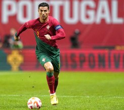 Aos 40 anos, Cristiano Ronaldo segue firme na busca pelo 1000º gol