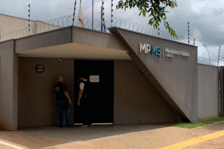 Policiais em frente Gaeco (Foto: Geisy Garnes/Primeira Página)
