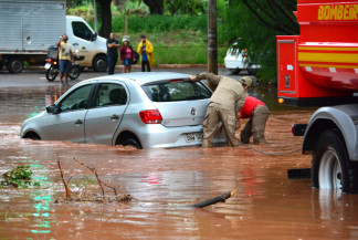 Motorista se arrisca e carro fica 'ilhado' em alagamento - Gerson Oliveira/Correio do Estado