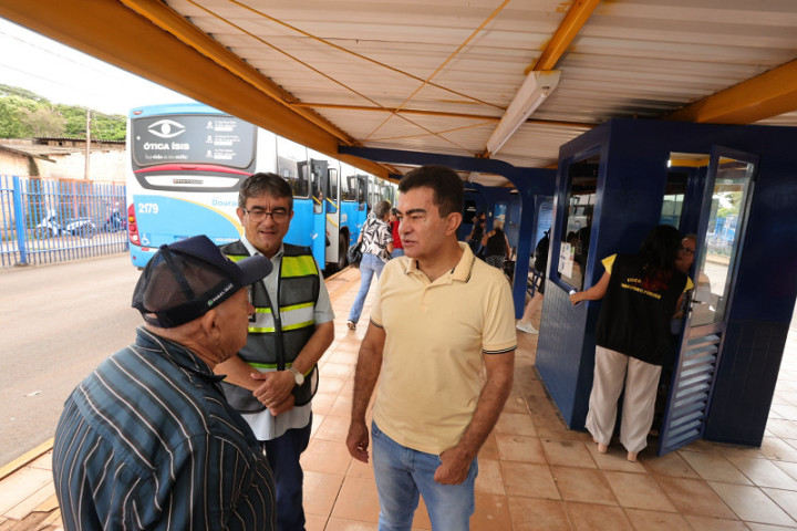Prefeito Marçal Filho e diretor da Agetran, Juscelino Cabral conversaram com usuários do transporte público de Dourados. Foto: A. Frota