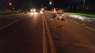 Moto da vítima destruída na pista onde ocorreu acidente (Foto: Divulgação/PRF).