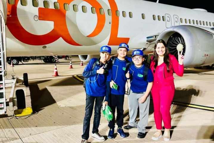 Alunos e diretora da escola embarcando no Aeroporto Internacional de Campo Grande (CGR) - DIVULGAÇÃO/SED
