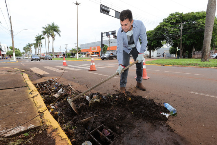 Prefeito acompanhou serviço da equipe de Serviços Urbanos e também colocou a ‘mão na massa’ na limpeza de bueiros – Foto: A. Frota