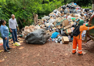 Vereador acompanhou a entrega da coleta de material reciclado, na Agecold. (Foto: João Pires)