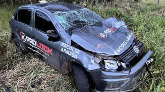Carro de empresa de escolta armada capota na BR-359 Acidente não deixou feridos apesar da gravidade (foto: divulgação)