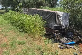 Carreta em meio à vegetação e parte da droga encontrada. (Foto: Jornal da Nova)