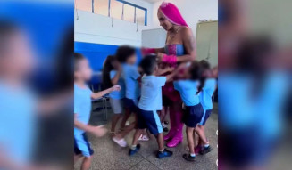 Vídeo de professora fantasiada de Barbie com os alunos foi exposto durante sessão na Alems. (Reprodução, Instagram)