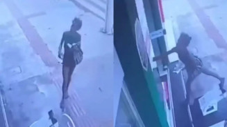Mulher que agride pessoas no centro joga café em funcionária de loja
