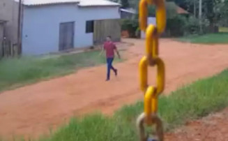 Suspeito dos disparos fugiu andando do local do crime e foi flagrado por câmera de segurança. (Foto: Reprodução/ABC Color)