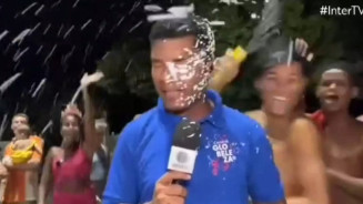 vídeo: Repórter da Globo é agredido e roubado ao vivo em Carnaval do RJ