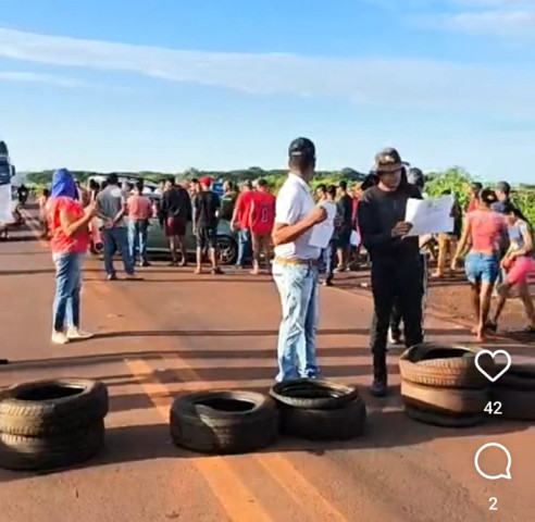Bloqueio tem feito fila extensa nos dois sentidos da rodovia - Foto: Repdodução/Sidnei Bronka