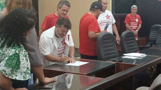 Durante filiação, Carlos Bernardo diz que missão é ajudar a fortalecer PT