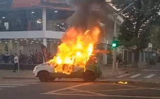 Fiat Uno de empresa pega fogo e “anda” sozinho no centro de Campo Grande