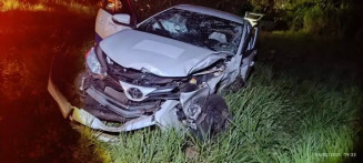 Veículo oficial teve a parte frontal destruída após acidente. (Foto: Elias Ramos/Cenário MS)