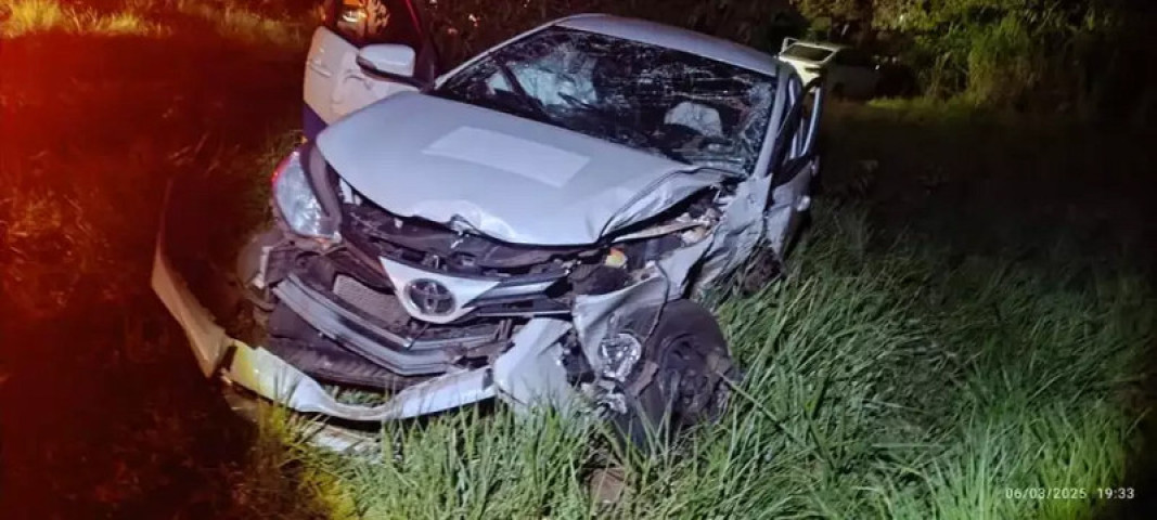 Veículo oficial teve a parte frontal destruída após acidente. (Foto: Elias Ramos/Cenário MS)