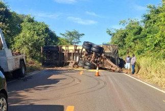 A carreta tombou e tráfego ficou interditado nos dois sentidos da rodovia (Foto: Divulgação/Da Hora Bataguassu)