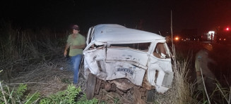 Kombi em que os irmãoes estavam foi atingido na traseira por caminhonete - Foto: Leandro Holsbach/Alerta Dourados