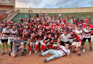 Jogadores e comissão técnica do Águia Negra comemoram com a torcida a classificação nos pênaltis no Douradão. (Foto: Franz Mendes/FFMS)