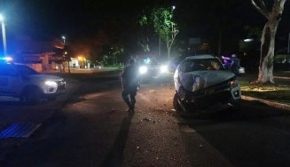 Caminhonete bateu em árvore após perseguição policial (Foto: Ponta Porã News)