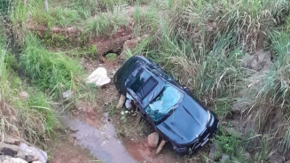 Carro ficou destruído ao cair em córrego - Foto: Jardim MS News