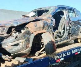Jeep destruido após capotagem em estrada de Paranhos. (Foto: A Gazeta News)