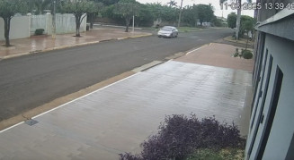 Criança em patinete elétrico 'voa' após ser atropelada por carro