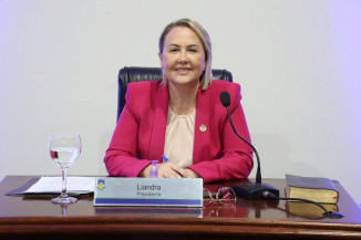 Liandra comemora a aprovação da Lei do cordão tulipa vermelha. (Foto: F.Grott)