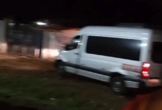 Criminosos disfarçados de policiais roubam van com contrabando na fronteira