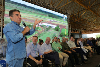 Prefeito Marçal Filho discursa durante solenidade para lançamento de obras do governo federal em Dourados. Foto: A. Frota