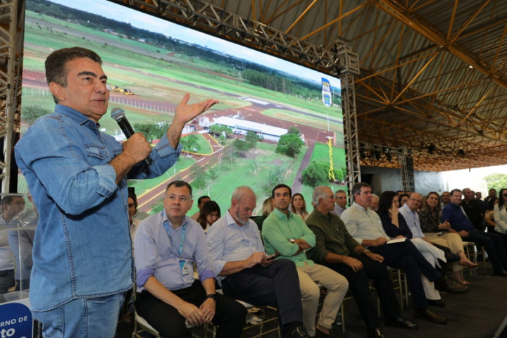 Prefeito Marçal Filho discursa durante solenidade para lançamento de obras do governo federal em Dourados. Foto: A. Frota