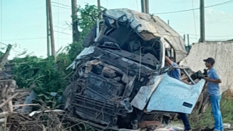 abine do caminhão ficou totalmente destruída (Foto: Fala Povo, Midiamax)