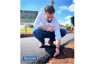 Prefeito faz questão de mostrar a espessura do asfalto sendo construído em Deodápolis - Foto: Reprodução/Instagram