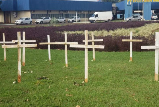Durante pico da pandemia cruzes foram colocadas no pátio da prefeitura - Foto: Arquivo