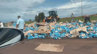 Carga se espalhou pela rorovia - Foto: Reprodução/Redes sociais