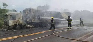 Bombeiros controlando fogo em carreta. (Foto: Idest)