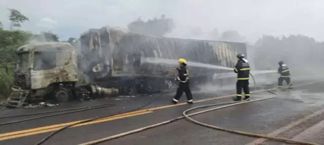 Bombeiros controlando fogo em carreta. (Foto: Idest)