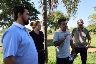 Prefeito Marçal Filho com os secretários municipais durante lançamento da 1ª Festa da Páscoa de Dourados na manhã desta quarta-feira. Foto: A. Frota