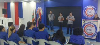 Técnicos do serviço migratório são recebidos pela UCP-PJC para orientar acadêmicos da instituição (Foto Comunicaciones UCP)