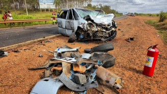 Carro ficou com a parte frontal destruída (José Luiz Bressa, Portal do Conesul)