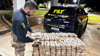 Motorista é preso com 233 kg de pasta base de cocaína escondidos em carga de amendoim